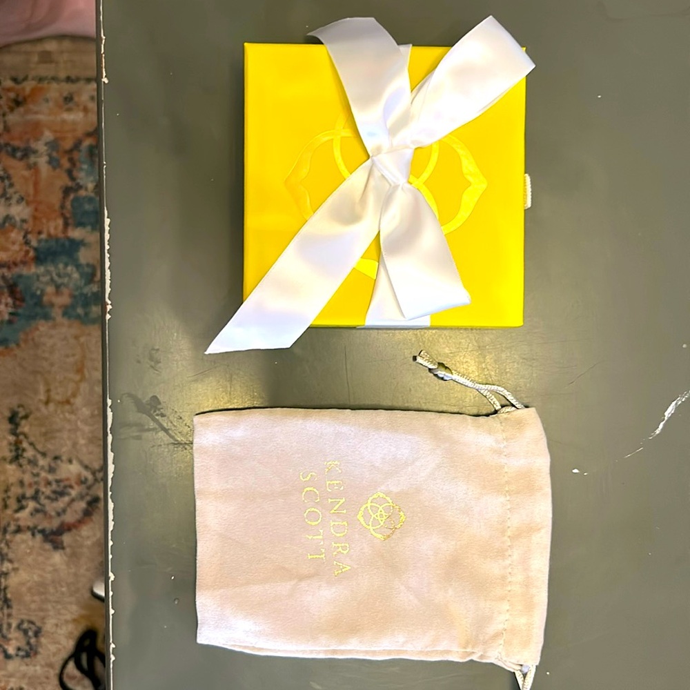 KENDRA SCOTT Empty Box, Bow, and Pouch